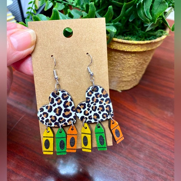 Zebra Heart ❤️ NWT Wood Crafted Drop Earrings w/Crayons - Picture 4 of 6